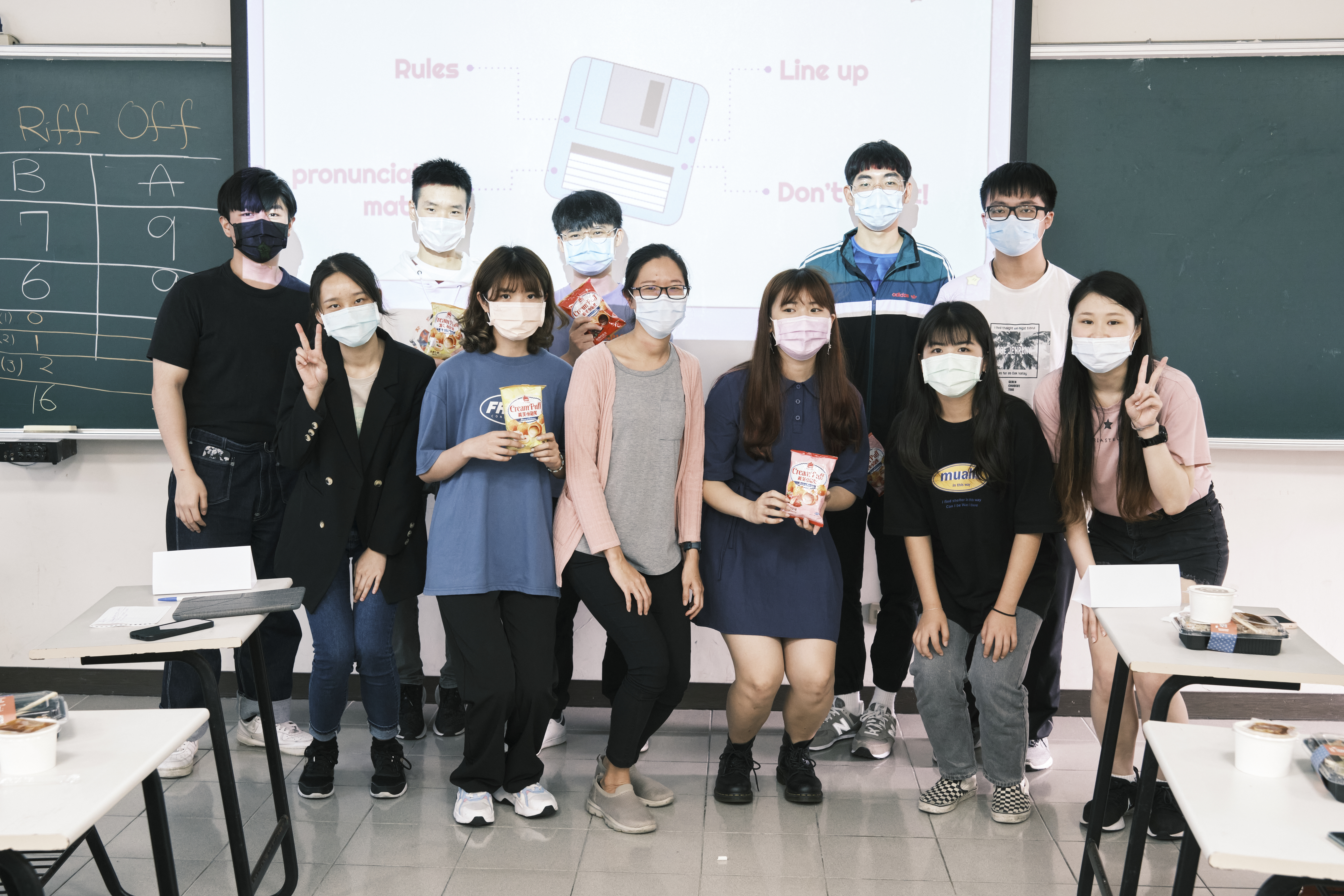 110-2 英語角落第六場得獎組別拍照
