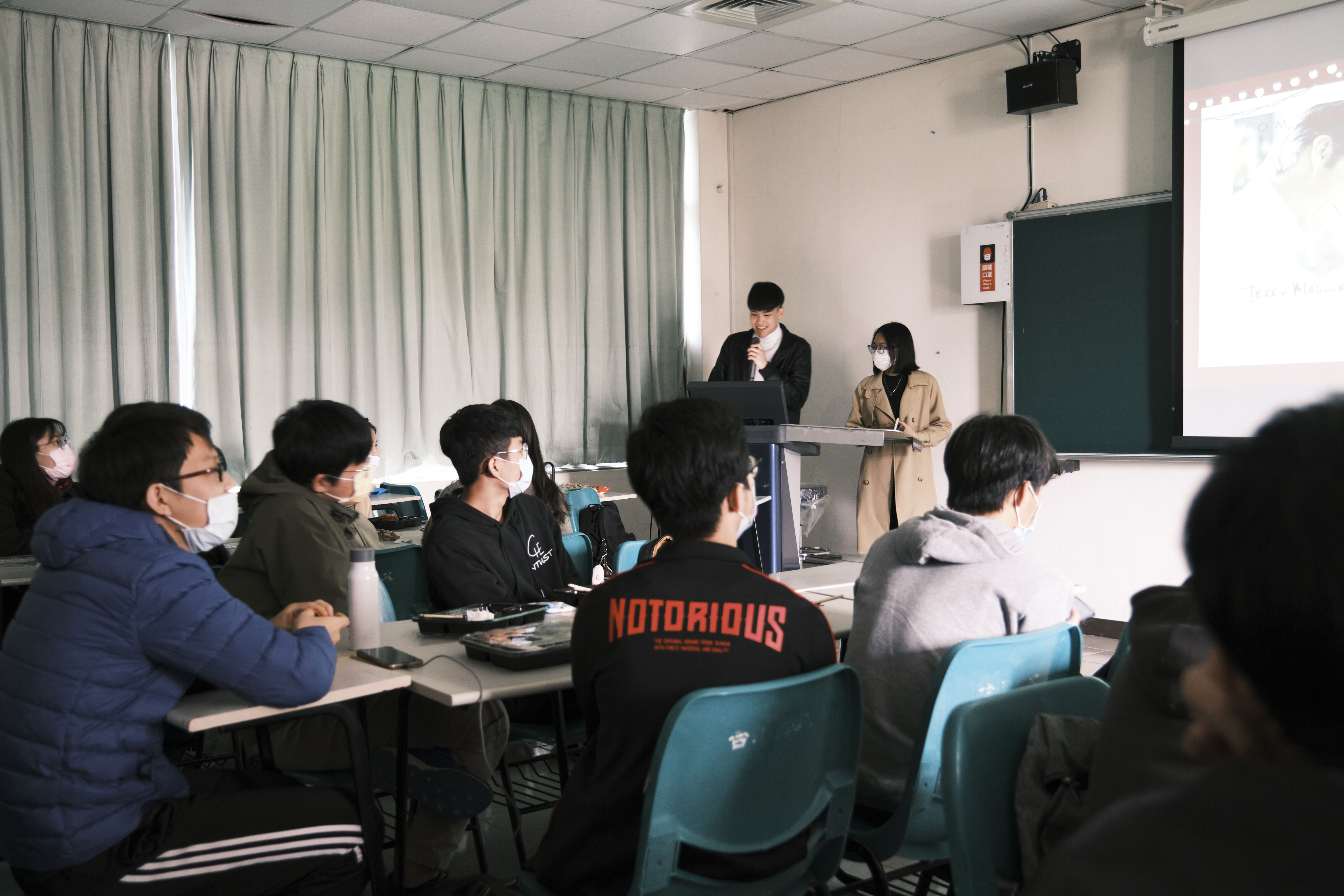 110-2 英語角落第三場學生們觀看本次活動主題
