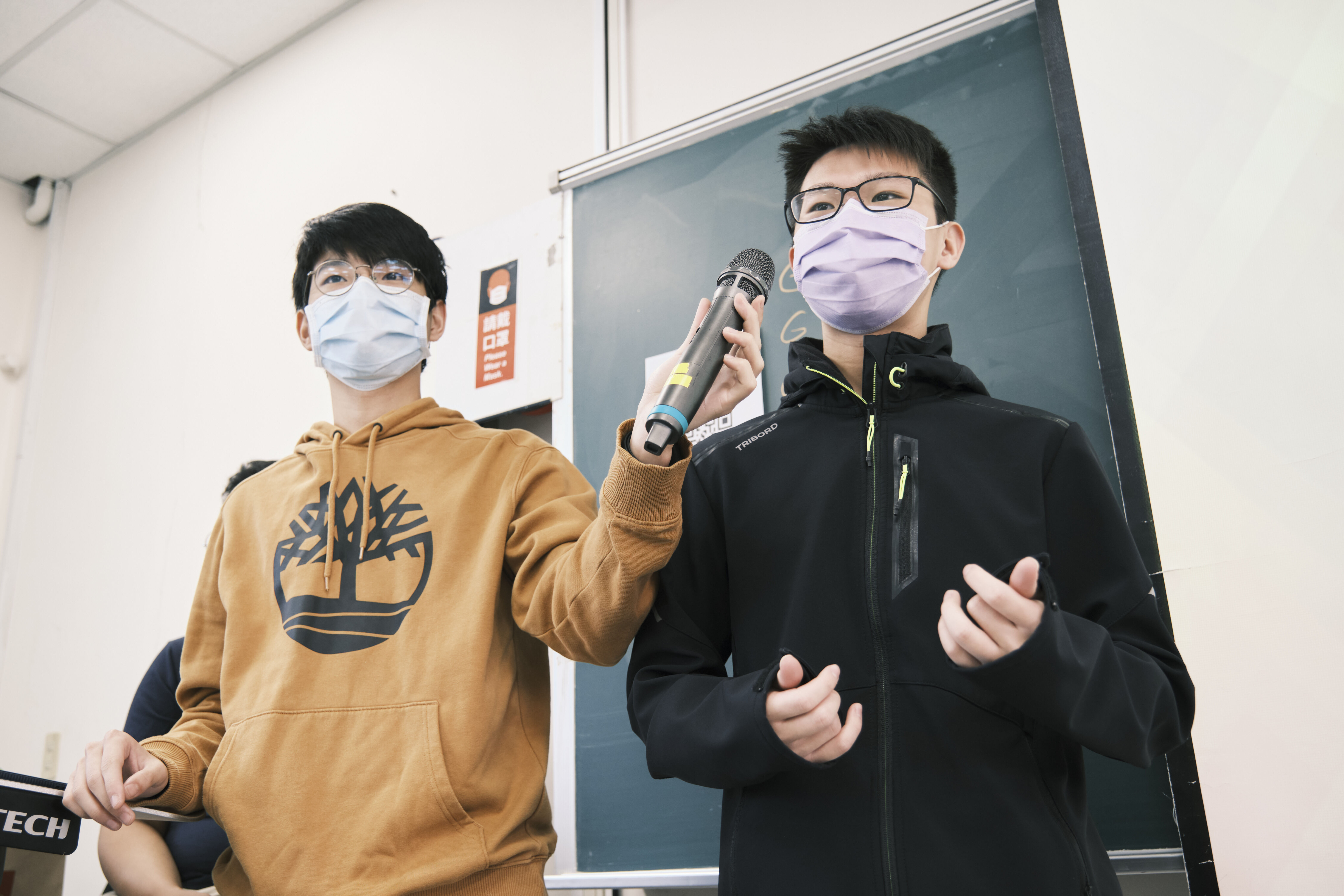 110-2 英語角落第五場小老師拿麥克風給學生搶答