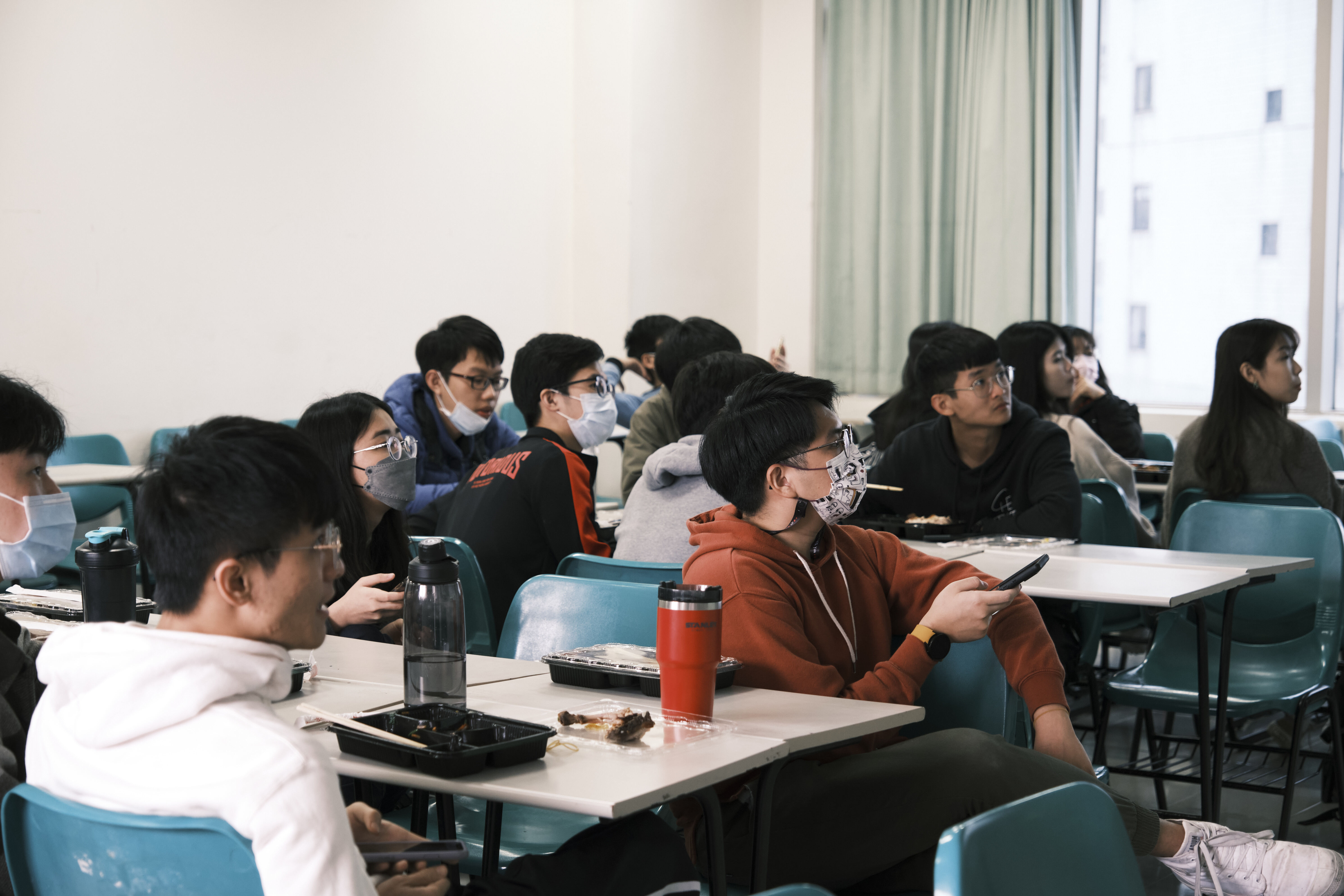 110-2 英語角落第三場學生專心聽小老師說話