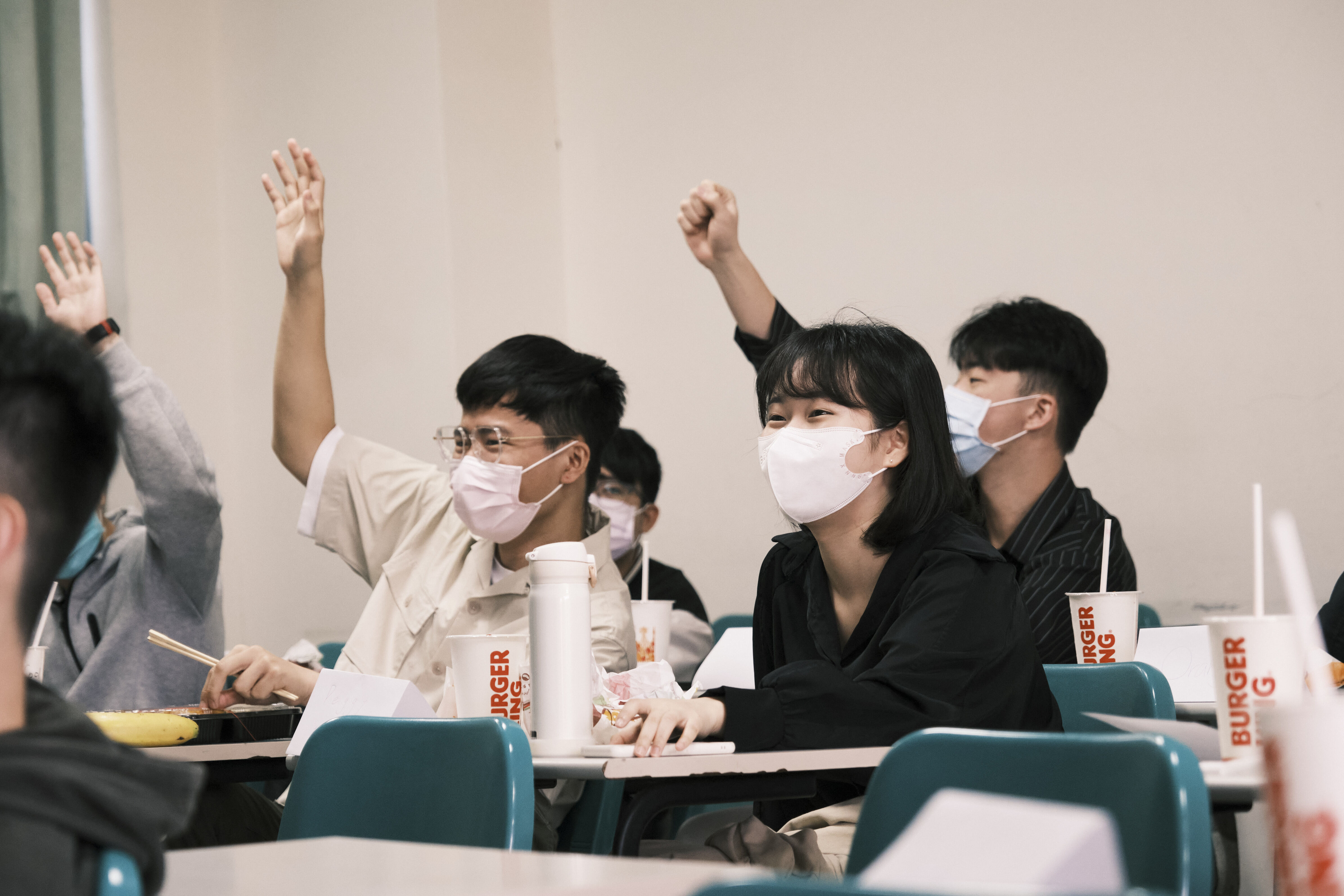 110-2 英語角落第四場學生搶答舉手