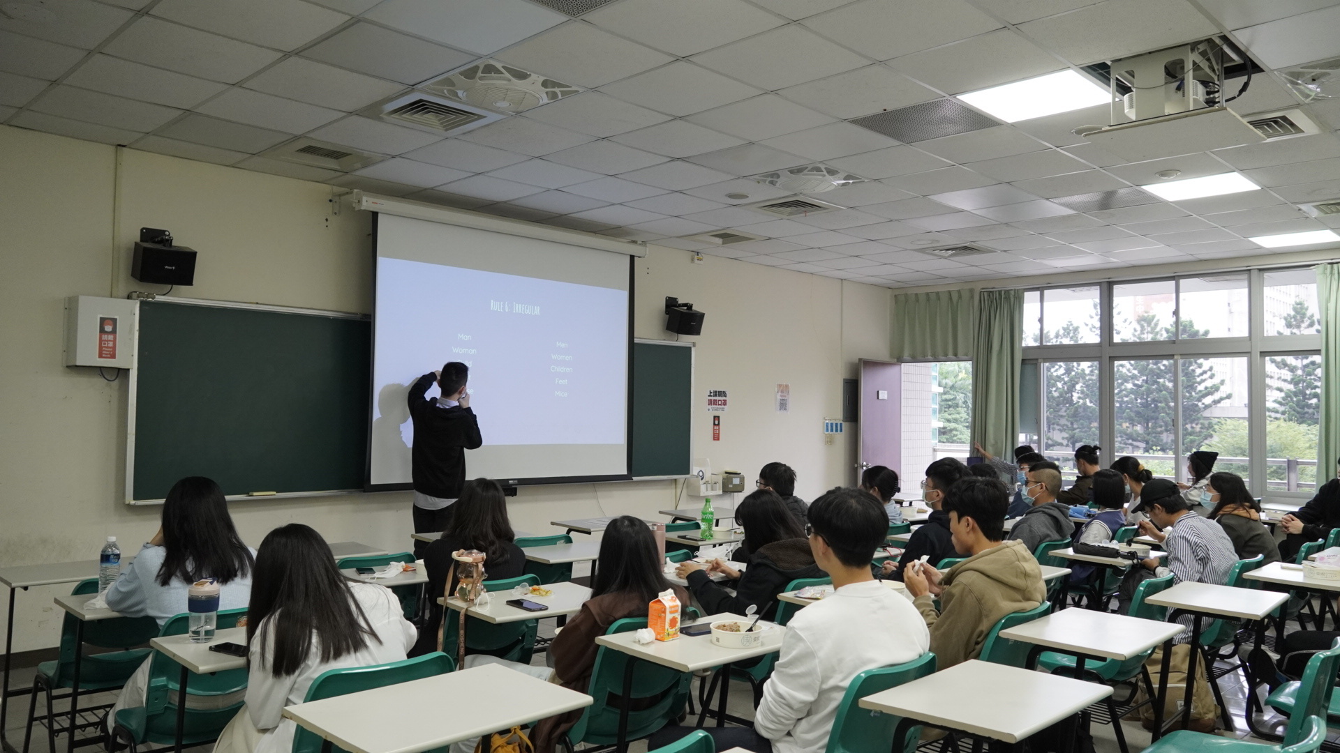 111-1英語角落第三場