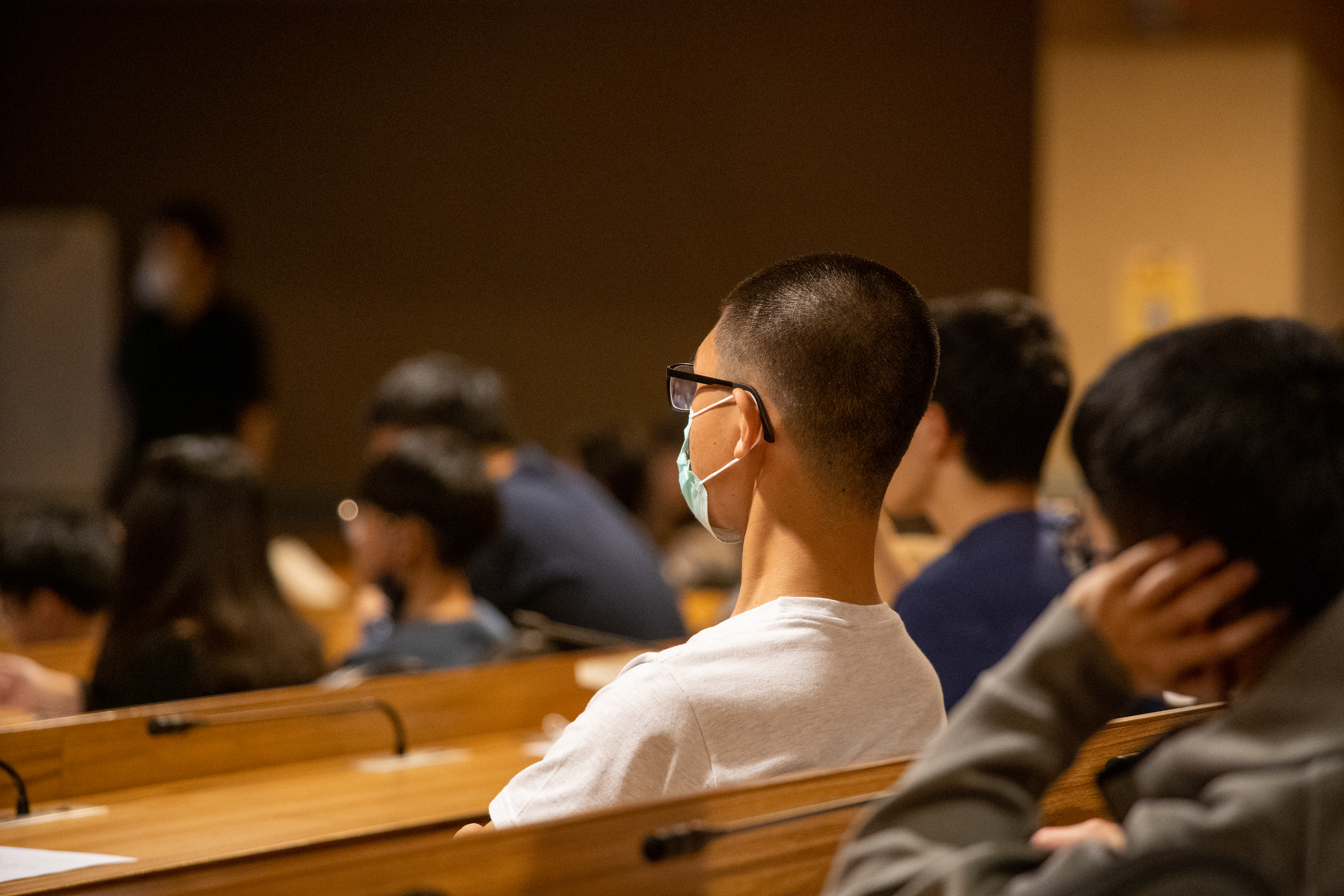 110-2 電影之夜活動開始 學生專注觀看電影