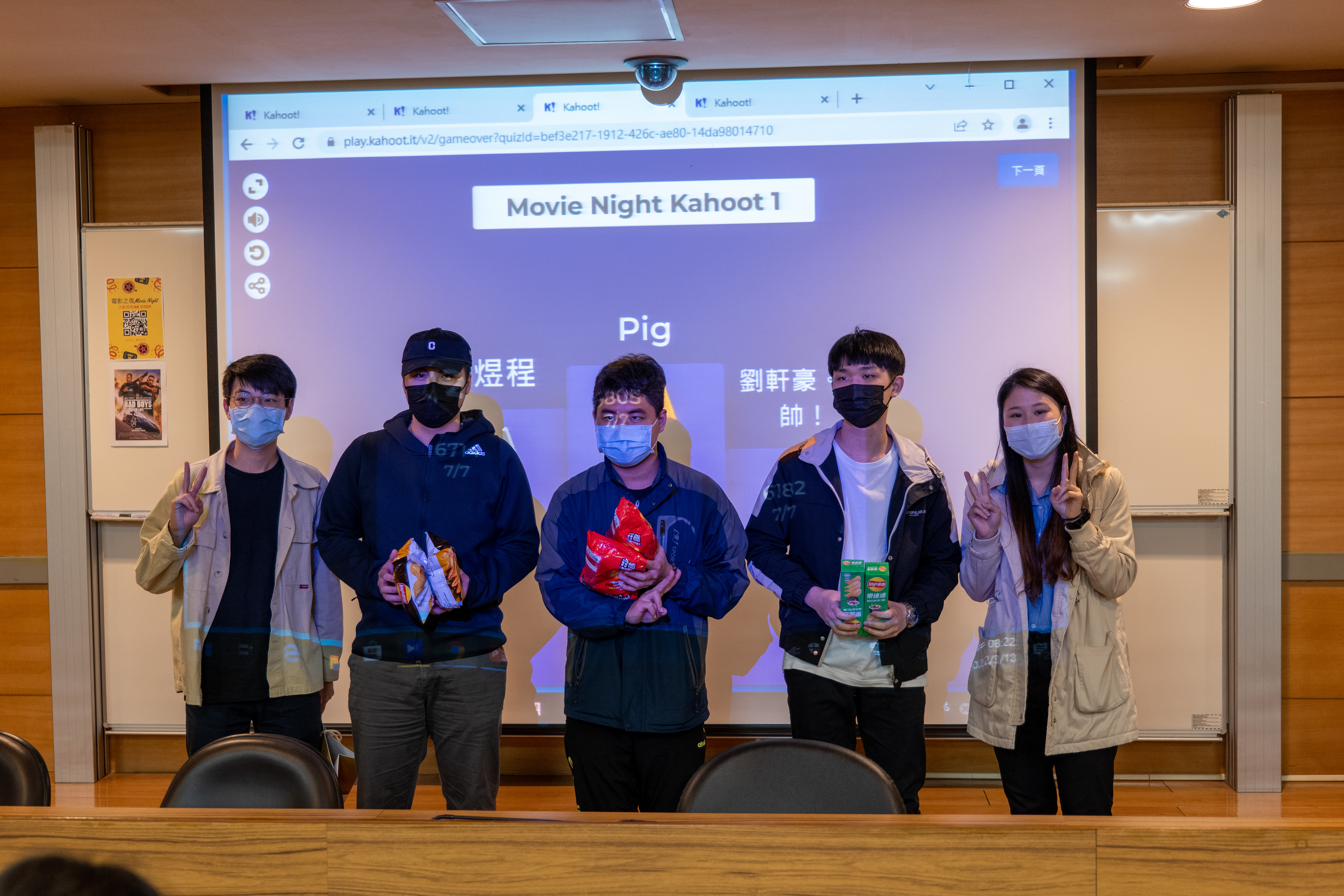 110-2 答題前三名得獎同學頒發小禮物