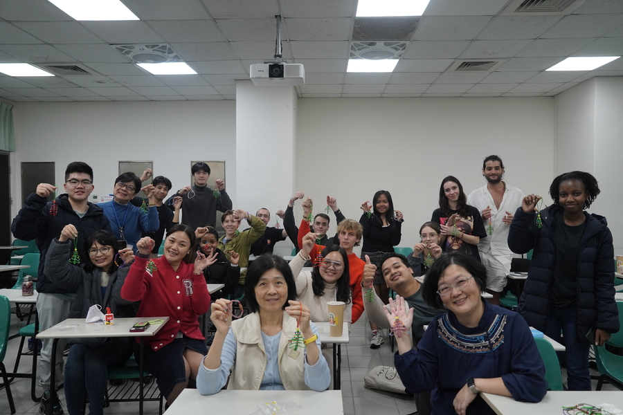 📌December 3rd, 2025 Culture Experience Workshop: Traditional Chinese Knotting Meets ChristmasImage